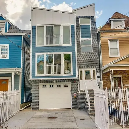 Spacious 6 Bedroom Home With Nyc Access & Parking!